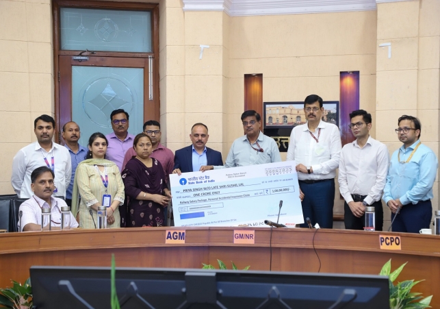 General Manager Northern Railway Handed over a Cheque