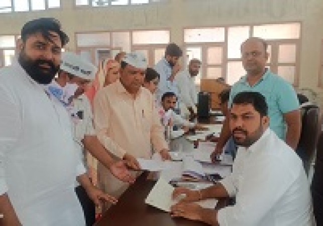 लाडवा नगरपालिका के आम चुनावों में शनिवार को नामांकन पत्र दाखिल करने की अंतिम दिन 54 प्रत्याशियों व प्रधान पद के लिए 9 प्रत्याशियों ने नामांकन पत्र  भरे 