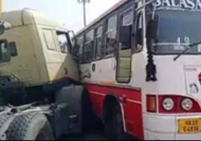 Accident happened in race to overtake roadways, 6 passengers injured