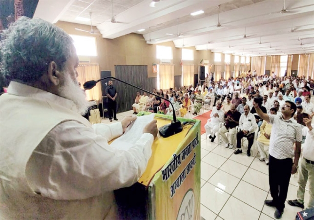 Different style of Health Minister Anil Vij