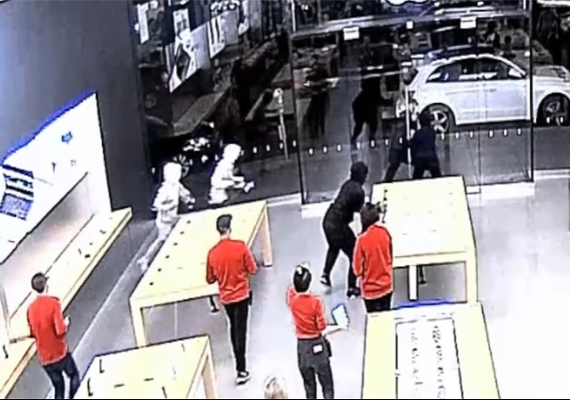 Thieves enter Apple store through a tunnel in bathroom and steal 436 iPhones 