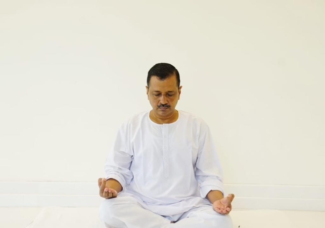 Arvind kejriwal on meditation on Rajghat