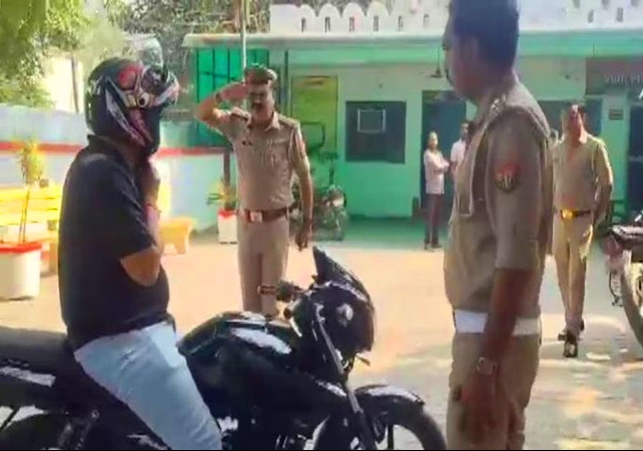 Baghpat SP Surprise Visit on Bike Like A Common Man Viral Video