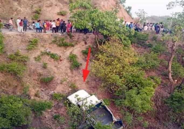 Bolero pickup of wedding processions fell into the ditch, 1 killed; 12 injured