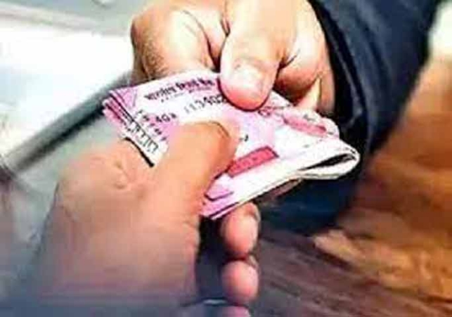 Vigilance Bureau caught sanitary inspector taking bribe of Rs 4000 from garbage collector