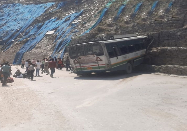 Bus hit a mountain on Chandigarh-Manali NH in Himachal