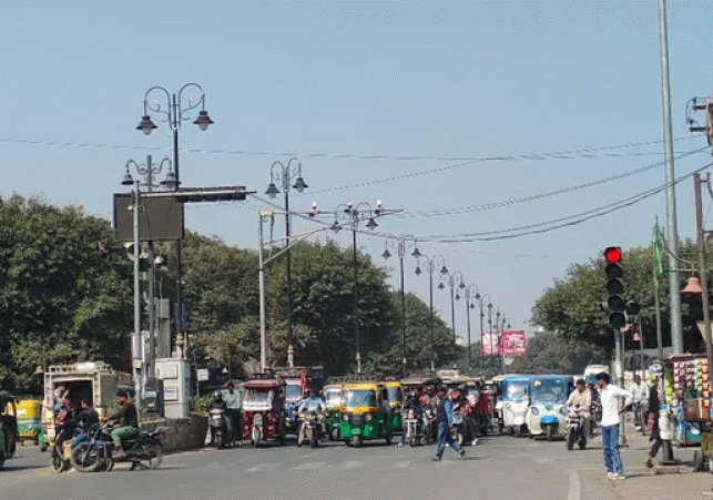 AI cracks down on people without helmets