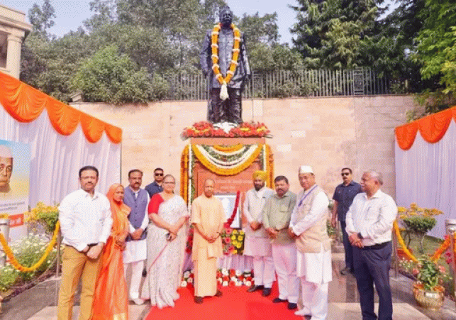 Chief Minister Yogi Adityanath paid homage 