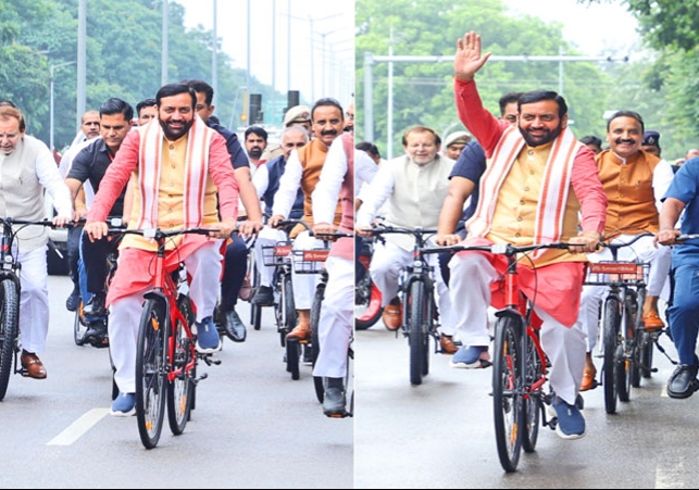 CM Nayab Saini Reached Haryana Vidhan Sabha on Bicycle With Ministers