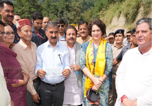 CM-Sukkhu-&-Priyanka-Gandhi