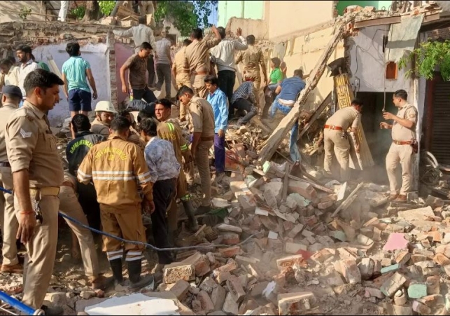 Agra Building Collapsed