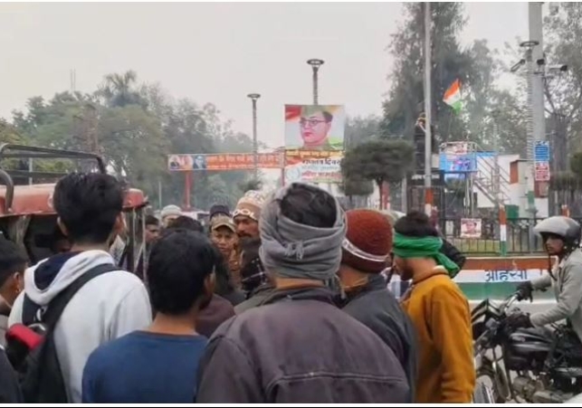 रिक्शा से स्कूल जा रहे बच्चों को SDM की कार ने मारी टक्कर, सड़क पर गिर पड़े बच्चे