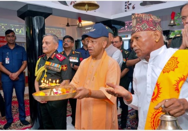 CDS General Anil Chauhan visited Gorakhnath Temple