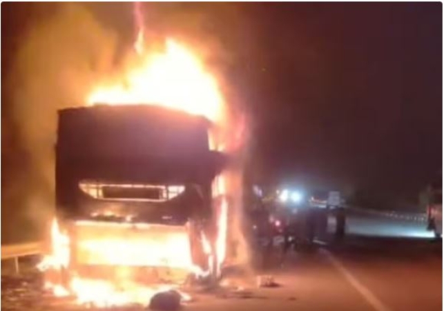 Sleeper Coach bus caught fire on Yamuna Expressway