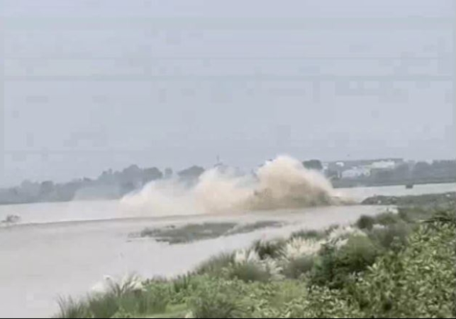Gas pipeline burst in Yamuna in Baghpat