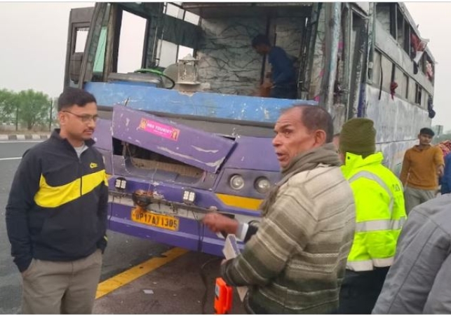 Accident on Agra-Lucknow Expressway