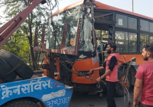 Galgotia University bus brake failed in Noida