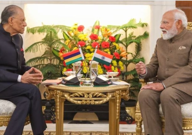 PM Modi meets with the Prime Minister of Mauritius