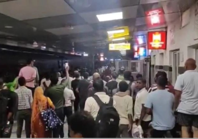 Eunuchs Create Ruckus in Train