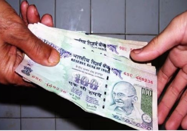 arrested taking bribe: विजीलैंस ब्यूरो ने आर. टी. ए. बठिंडा के मुलाज़िम को 7500 रुपए की रिश्वत लेते हुये रंगे हाथों किया काबू