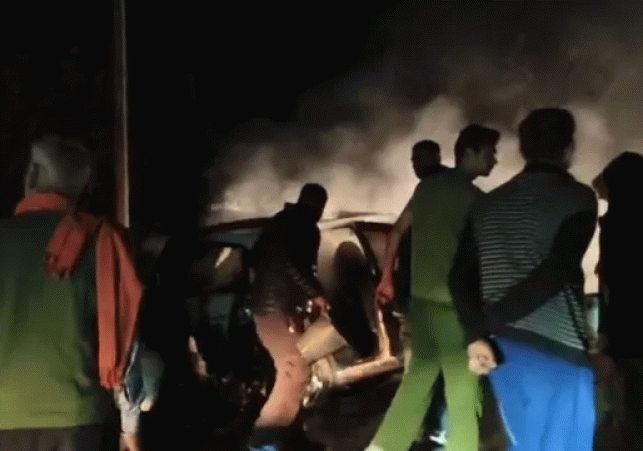 A roadside car caught fire in Hamirpur