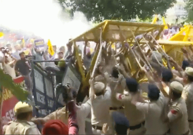 Chandigarh AAP Workers Protest Against Arrest Sanjay Singh Police Clash Video