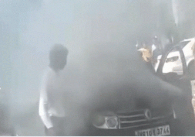 चंडीगढ़ में कार में आग लगी; PGI आया था परिवार, तेज धुंए के साथ जलने लगी गाड़ी