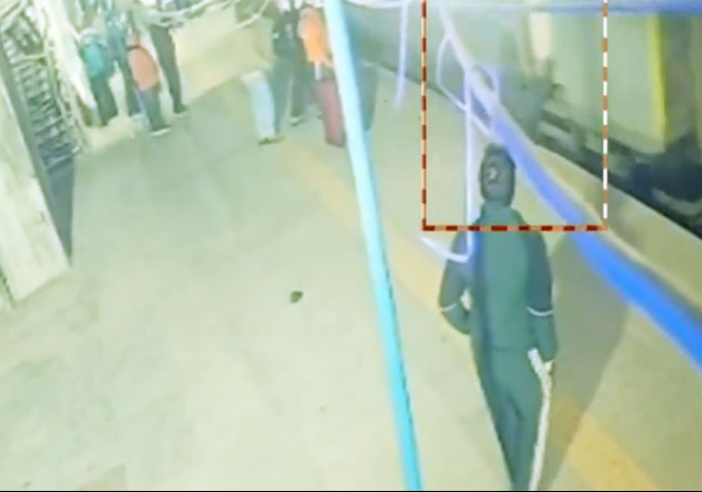 चंडीगढ़ रेलवे स्टेशन पर रोंगटे खड़े करने वाला हादसा; चलती शताब्दी से गिरा शख्स, मची अफरा-तफरी, आरोप- समय से पहले ही चला दी ट्रेन   