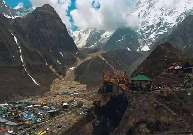 चार धाम यात्रा को लेकर बड़ा एक्शन; 200 मीटर के दायरे में मोबाइल पर रोक, रील बनाने पर कार्रवाई, 4 दिन में 2 लाख से ज्यादा श्रद्धालु पहुंचे