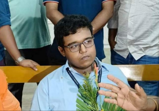 बर्दवान सीएमएस हाई स्कूल के रूपायन पाल ने 497 (99.4%) अंक प्राप्त कर इस वर्ष पश्चिम बंगाल उच्चतर माध्यमिक परीक्षा में टॉप किया है।