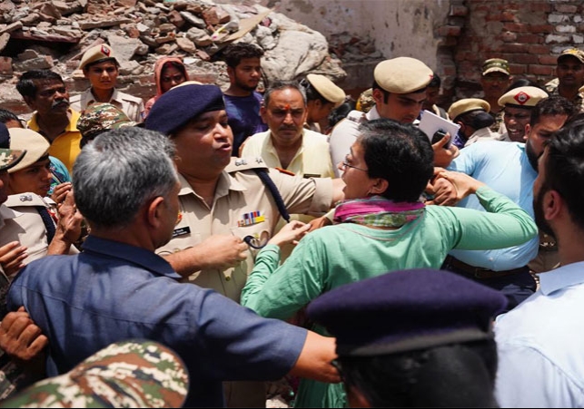 Delhi Police Detained Former CM Atishi During Kalkaji Anti-Demolition Protests