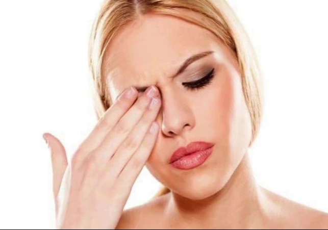 See Here How To Remove Dust From Eyes Naturally 