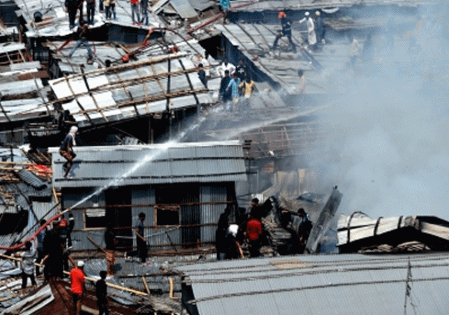 100 shanties gutted in fire in Dhaka
