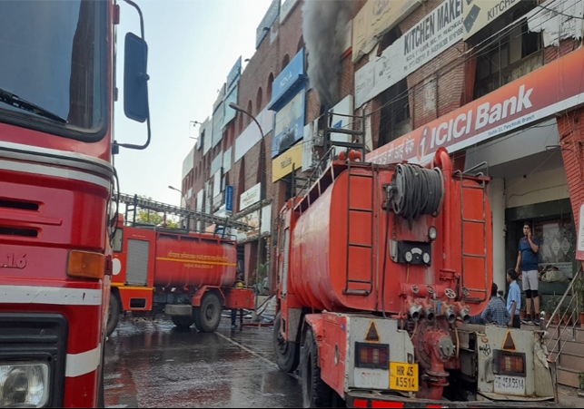 Fierce fire broke out in Singh Son Bakers in Panchkula Sector 11 