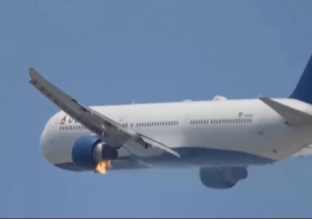 Flying Plane Engine Fire Video Emergency Landing Los Angeles America
