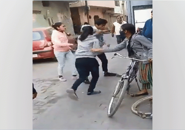 Girls Beat Up Boy Video Viral