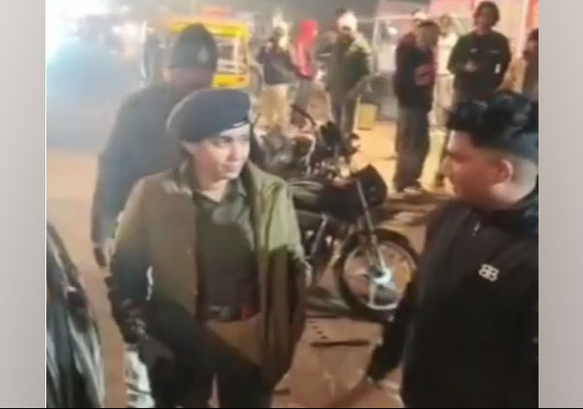 'तुम्हारे फूफाजी चाहे राष्ट्रपति हों, चालान तो होगा'; महिला ASP का वीडियो सोशल मीडिया पर छाया, कार चालक पर की कार्रवाई