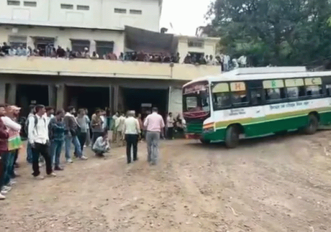 Huge crowd of youths turns out for HRTC driver recruitment