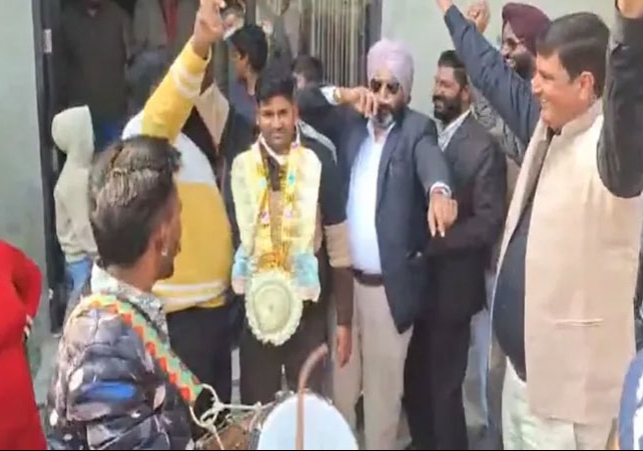 रु500 की टिकट से लगी 10 करोड़ की लॉटरी; हरियाणा का यह दिहाड़ी मजदूर एक झटके में बना करोड़पति, ऊपर वाले ने 'छप्पर फाड़'   दिया 