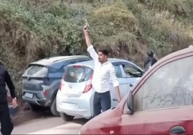 हिमाचल के सोलन में चलीं गोलियां; शूलिनी यूनिवर्सिटी के पास की घटना, युवक ने पिस्टल से कई राउंड फायरिंग की, फैली दहशत