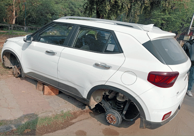 Hyundai Venue Tires Stolen in Chandigarh