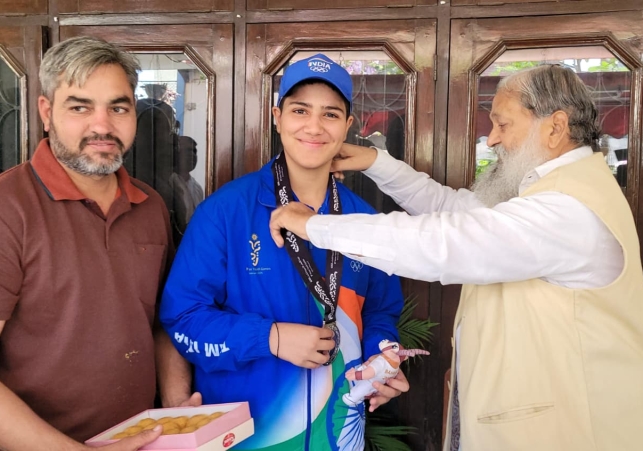 Minister Anil Vij congratulated Ambala boxer Harnoor Kaur मंत्री अनिल विज ने मुक्केबाज हरनूर कौर को बधाई दी: कौर ने जीता यूथ एशियन गेम्स में रजत पदक