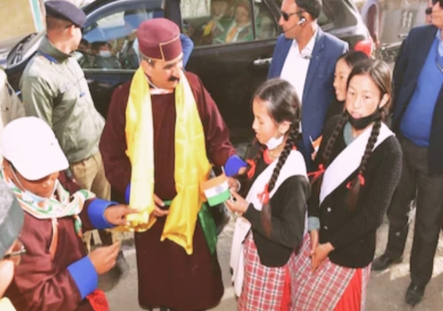 CM Sukhwinder Singh Sukhu with the student tenzin 