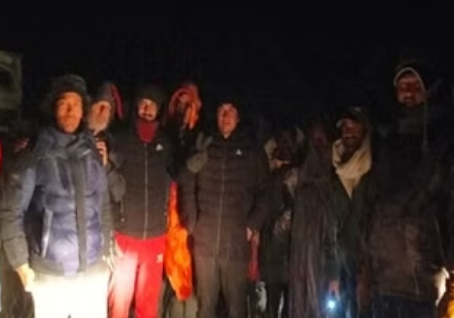 9 laborers who were safely rescued from shinkula pass
