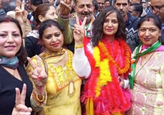 Congress candidate from Ward No. 14 Rambazar Sushma Kuthiala celebrating victory
