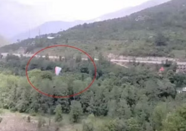 Emergency landing of three paraglider pilots due to thunderstorm in Kullu