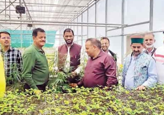 Horticulture Minister along with the committee visited the Aromatic Plant Center in Dehradun