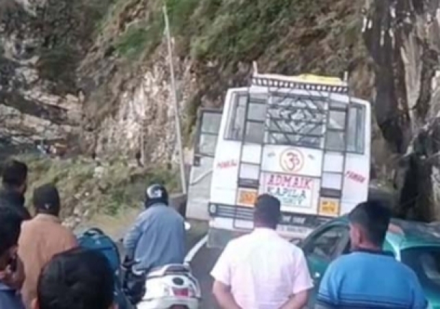Solan-Meenas road closed; Queues of vehicles on both sides, many passengers spent the night in vehicles