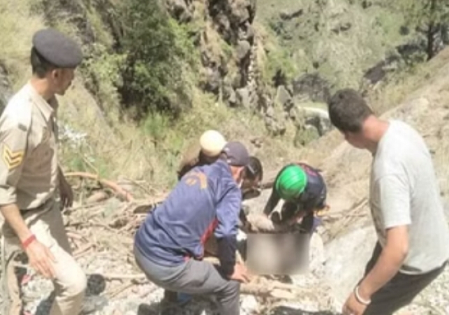 Tipper fell into a deep gorge near Chaura, Kinnaur, two died