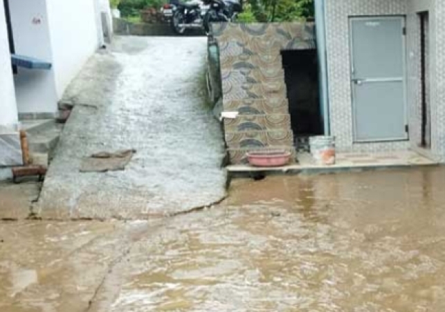 The first picture of the negligence of Hamirpur-Mandi NH construction came in front, rain water entered the houses in Thana Darogan